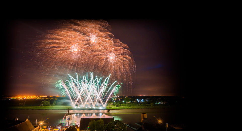 slide-1-fireworks-display-team